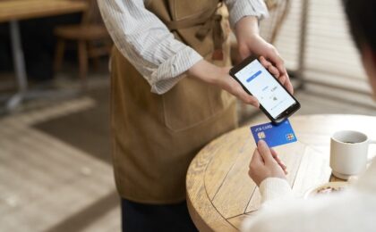 スマホが決済端末に、JCBらが「Tap on Mobile」提供開始